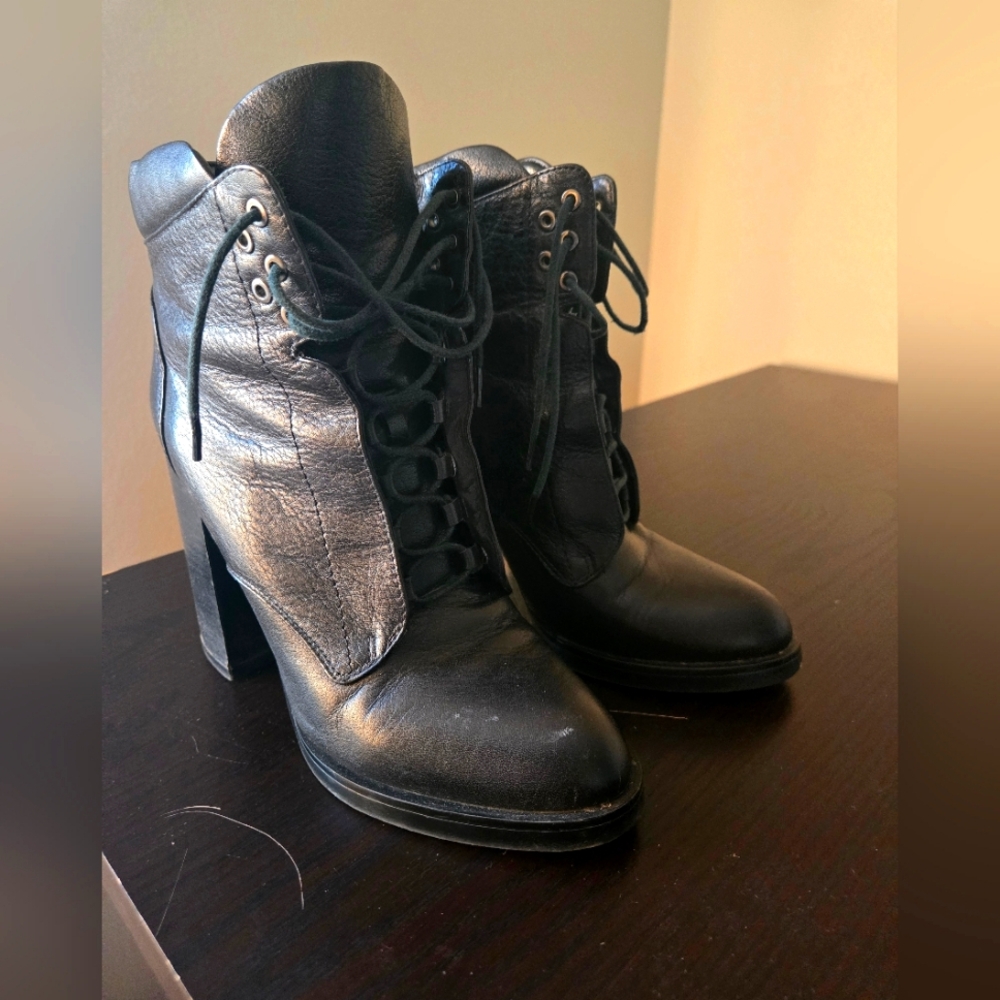 Geargous boots on heels